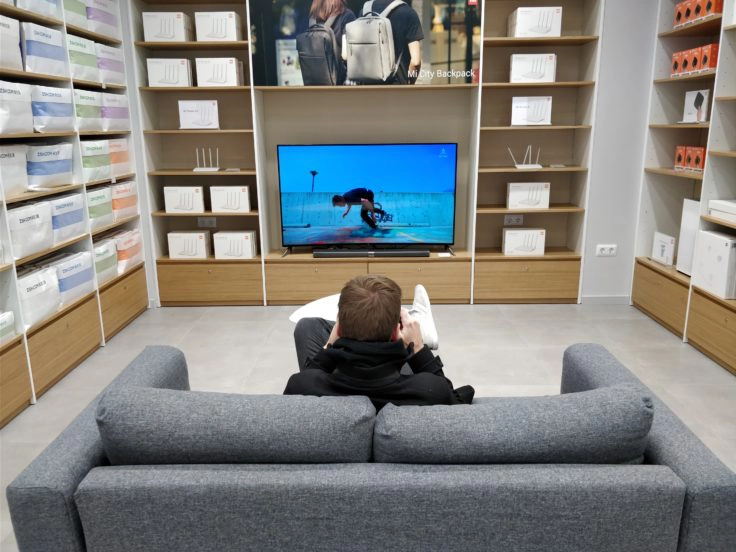 Xiaomi Store in Barcelona Fernseher und Sofa