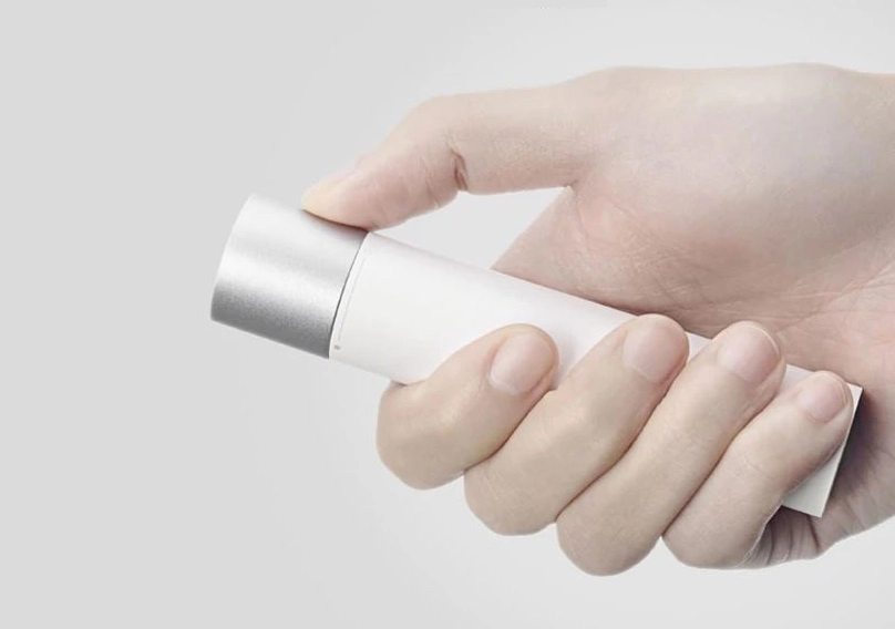Xiaomi Taschenlampe LED in Hand gehalten