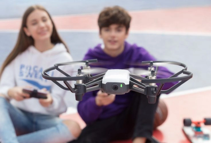 DJI Tello Drohne Bild mit Kindern