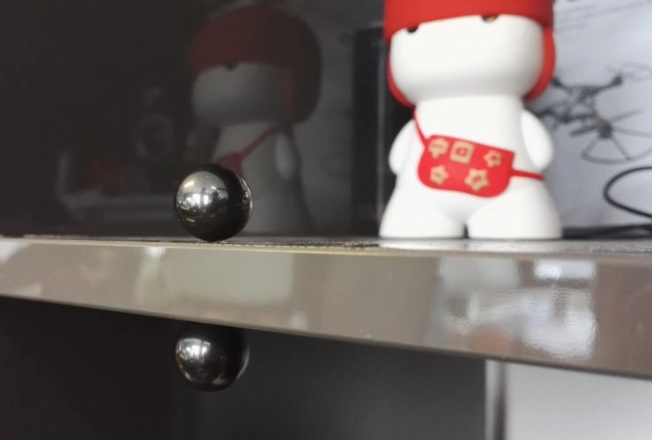 Magnet Kugeln Stärke 2 Magnet Kugeln im Regal vor Xiaomi Speaker