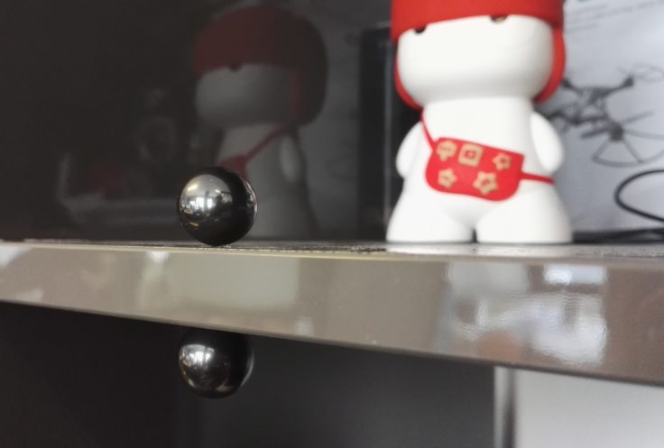 2 Magnet Kugeln im Regal vor Xiaomi Speaker