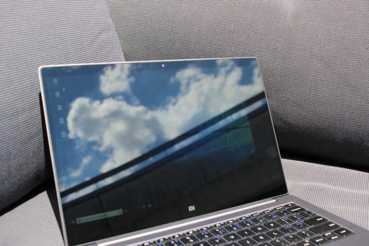 Xiaomi Mi Notebook Air Spiegelreflxe bei Sonnenlicht