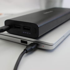dodocool dp13 Powerbank lädt das Xiaomi Mi Notebook Air auf