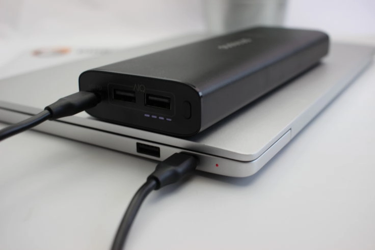 dodocool dp13 Powerbank lädt das Xiaomi Mi Notebook Air auf