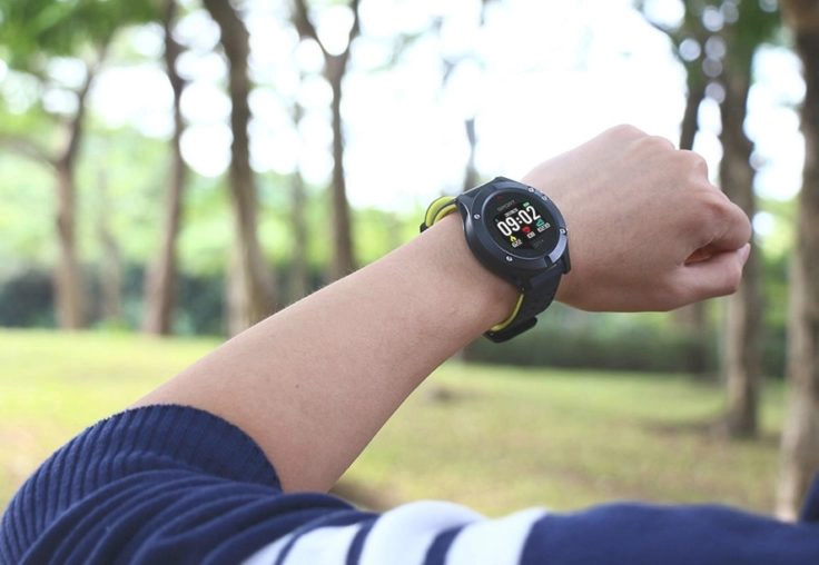 No.1 F5 Smartwatch an Hand