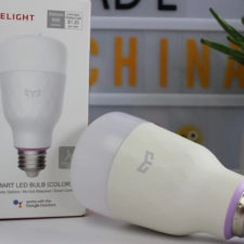 Xiaomi Yeelight Gluehbirne mit Verpackung