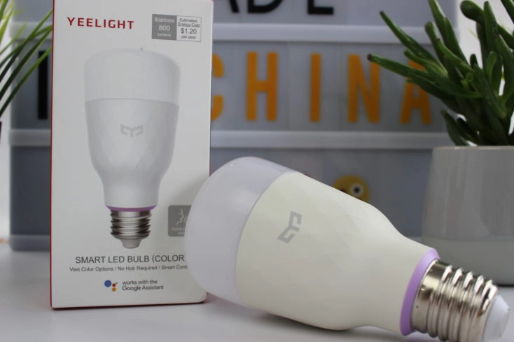 Xiaomi Yeelight Gluehbirne mit Verpackung