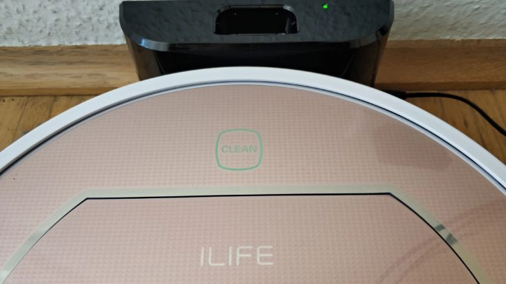 ILIFE V7S Plus Saugroboter an Ladestation