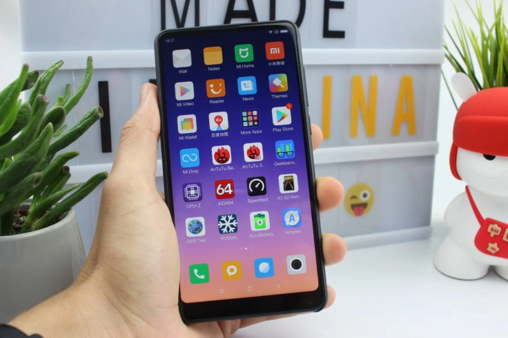 Xiaomi Mi Mix 2S in Hand