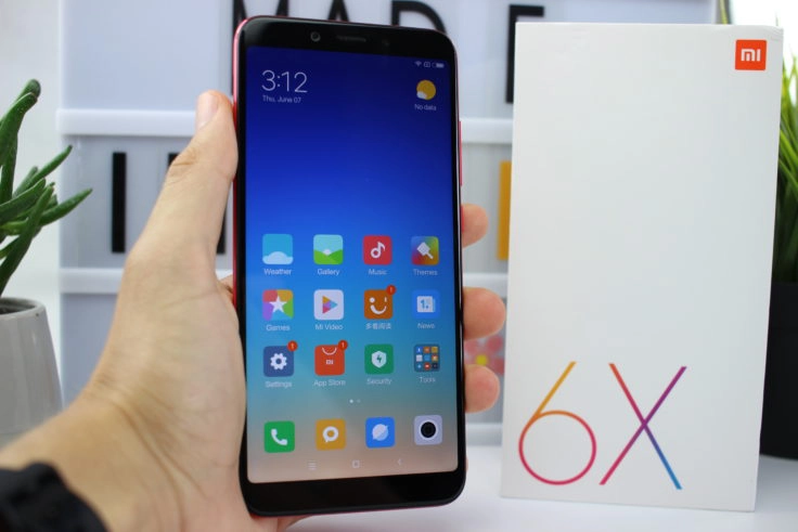 Xiaomi Mi 6X in Hand