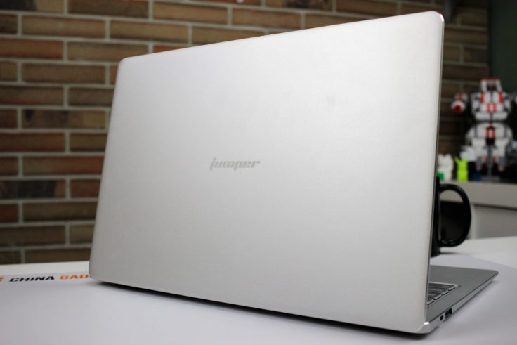 Jumper EZBook X4 Display Rückseite mit Logo