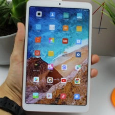 Xiaomi Mi Pad 4 in Hand