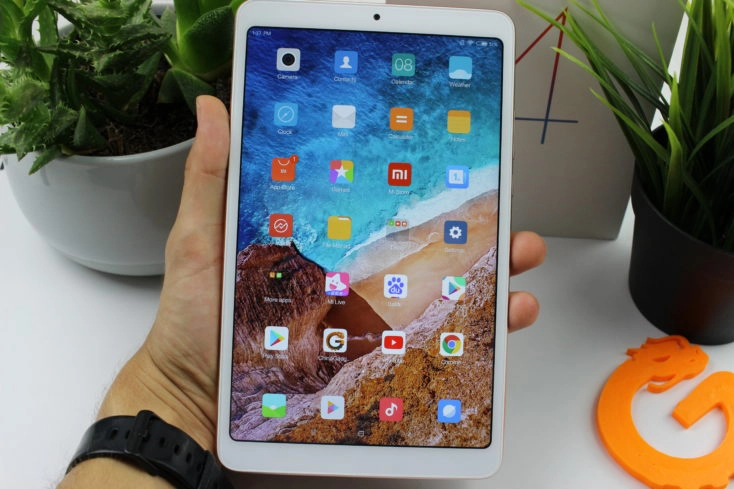 Xiaomi Mi Pad 4 in Hand