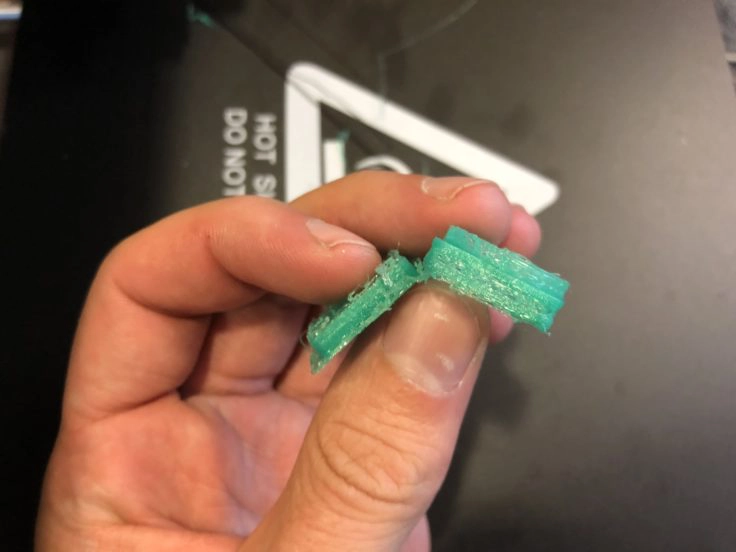 Druckqualität mit beigelegtem Filament: Mies.