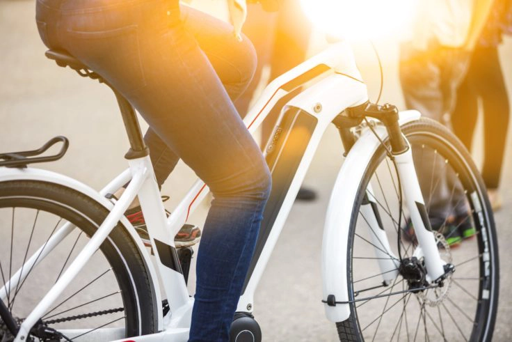 Frau auf E-Bike