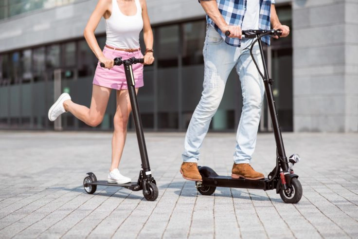 Mann und Frau auf E-Roller