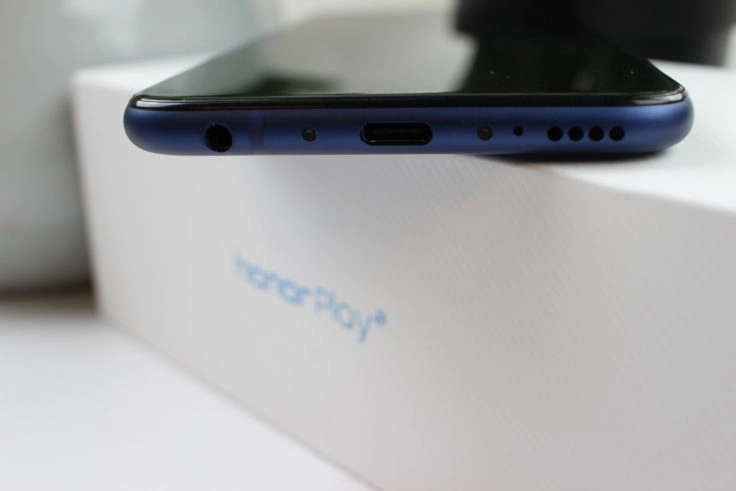 Honor Play Smartphone USB-C Slot