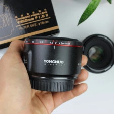 YONGNUO 50mm F/1.8 Objektiv in Hand