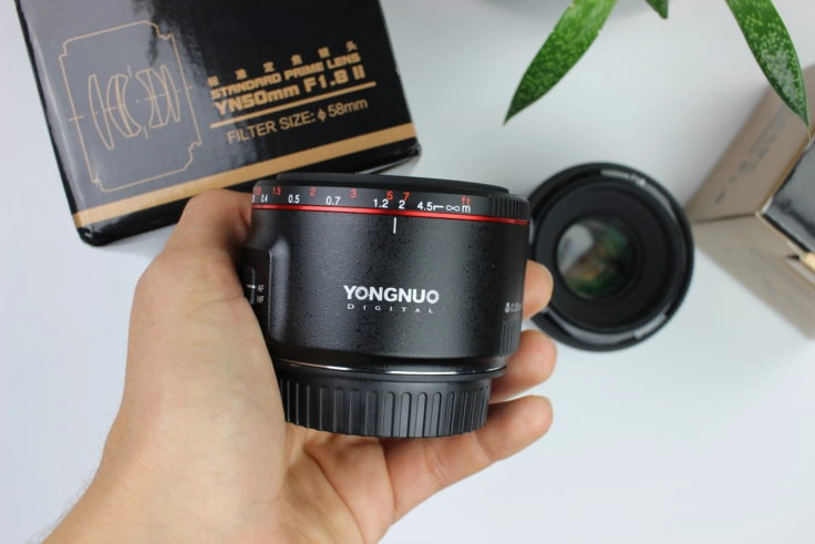 YONGNUO 50mm F/1.8 Objektiv in Hand