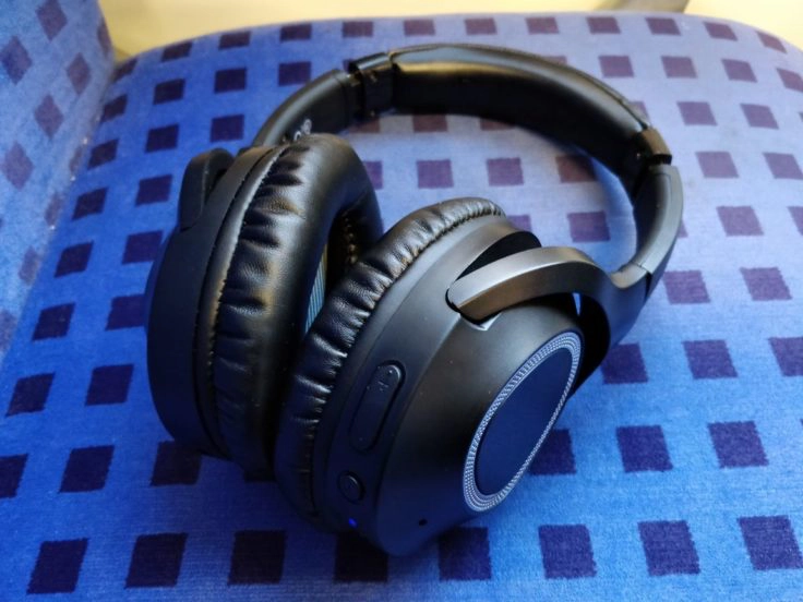 iDeaPlay ANC Over-Ear in der Bahn