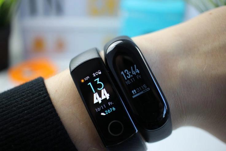 Honor Band 4 vs Mi Band 3 Display