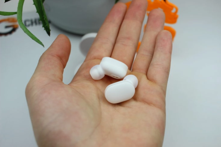 Xiaomi AirDots in der Hand