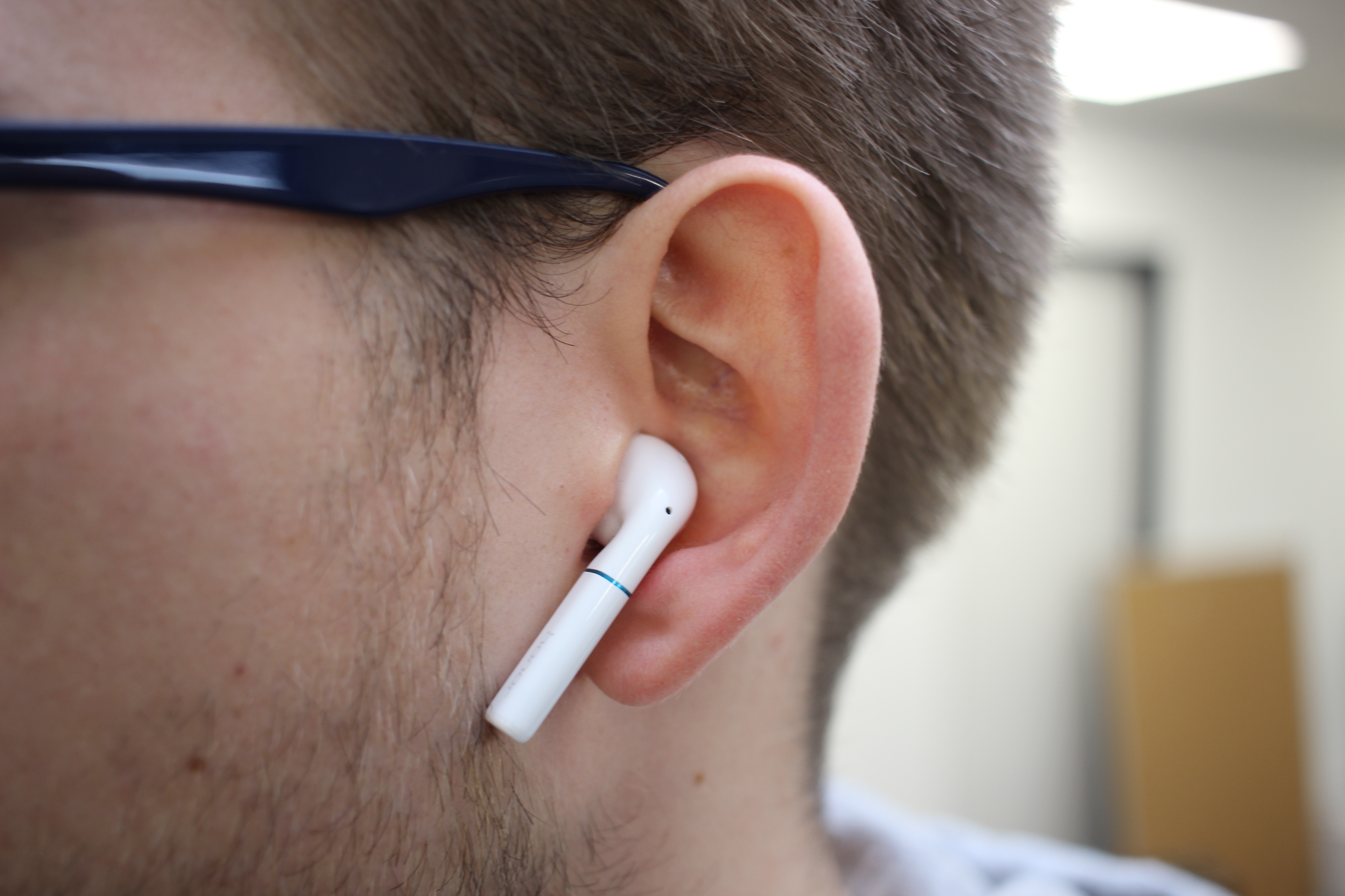 Наушники airpods в ушах