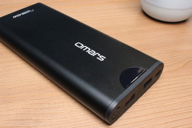 Omars PowerSurge 20000 Powerbank Display