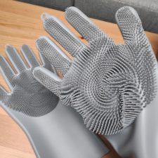 Silikon Geschirrspül-Handschuhe angezogen