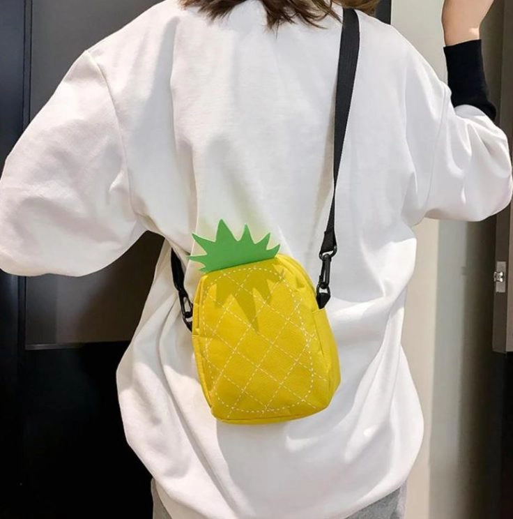 Ananas Handtasche am Rücken