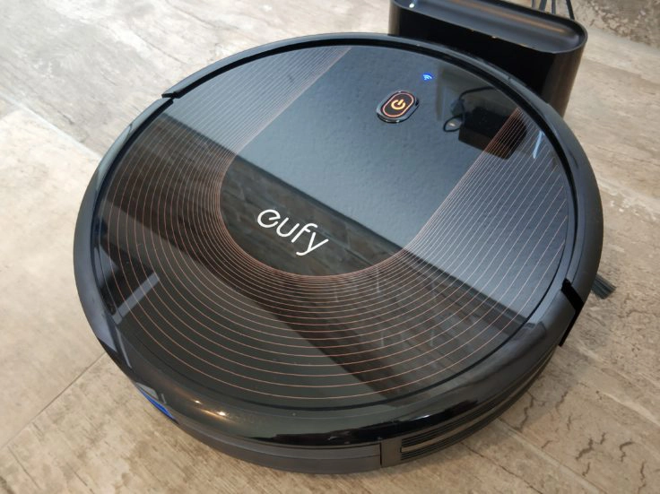 Anker eufy RoboVac 30C Saugroboter an Ladestation