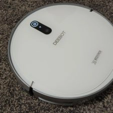 Ecovacs Deebot 710 Saugroboter Performance auf Teppich