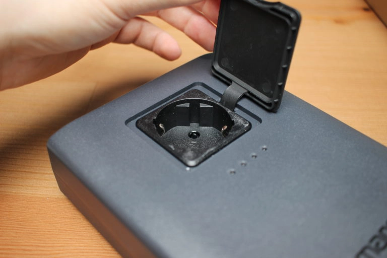 Kraftpaket Omars Powerbank mit 40200 mAh und Steckdose
