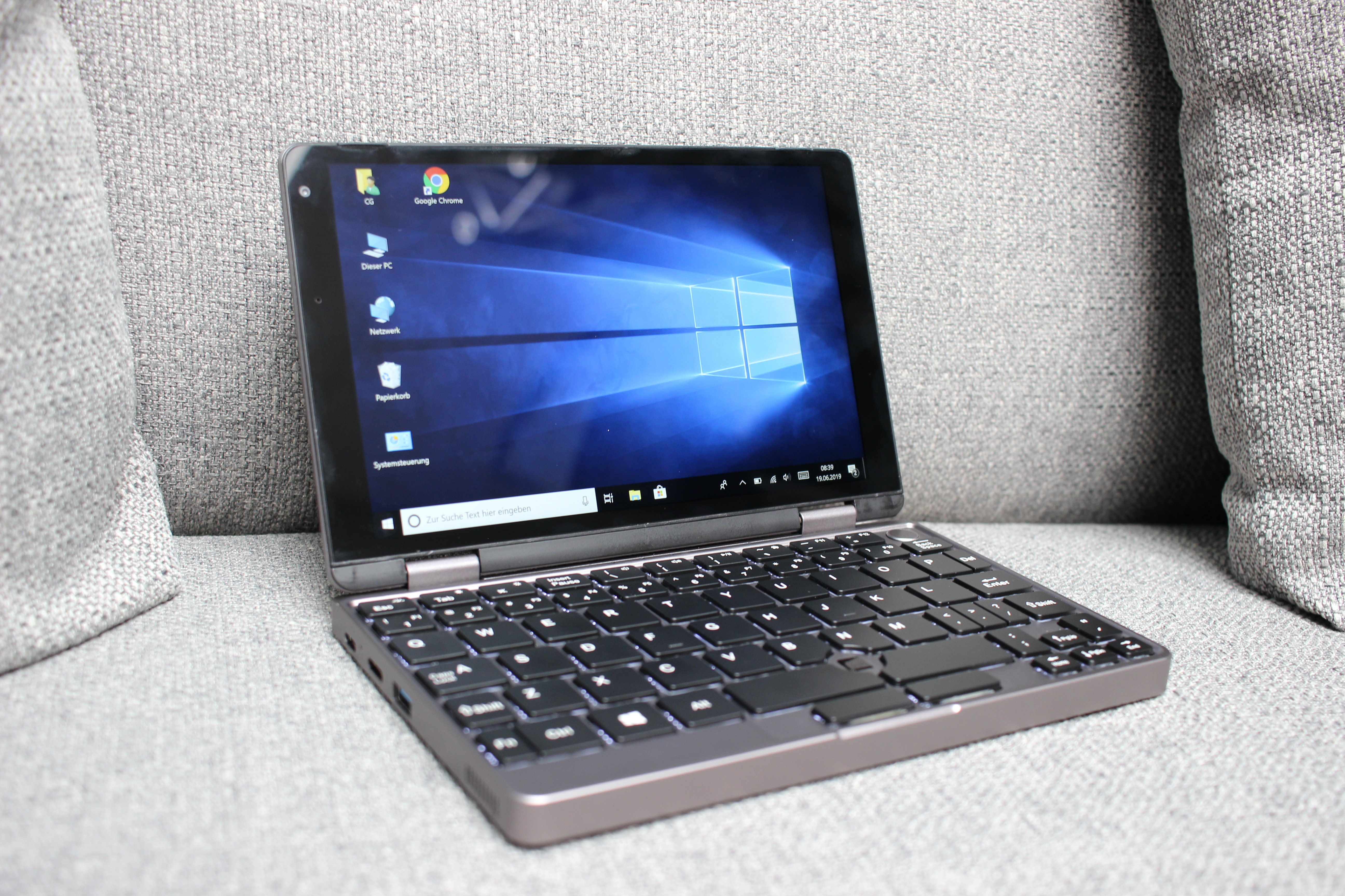 CHUWI Minibook ausgeklappt mit Tastatur