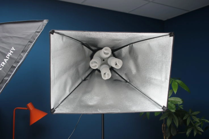 Aufgebaute Craphy Softbox mit allen vier Lampen in der Fassung.