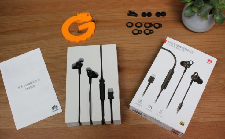 Huawei ANC Earphones 3 haben drei verschiedene Ohrpolster, 4 verschiedene Ohrmuschelhalter, einen Clip zum befestigen am T-Shirt und eine chinesische Bedienungsanleitung.