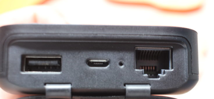 Der RAVPower besitzt drei Anschlüsse: 1. Für ein USB Kabel (Ausgang), micro-USB (Eingang) und für ein Modemkabel.