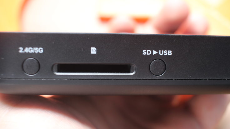 Mit dem Router kann man seine SD-Karte auslesen. Mit dem rechten Knopf kann man das Überspielen beginnen. Der linke Knopf steht für die Einstellung des Netzes.