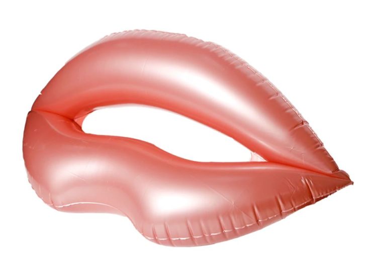 Der Lippen-Schwimmring ist mit seiner Größe von 102 x 55 cm relativ handlich und fällt durch sein Design sofort auf.