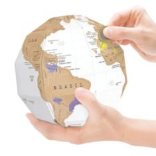 Rubbel-Globus aus Pappe in zwei Händen.
