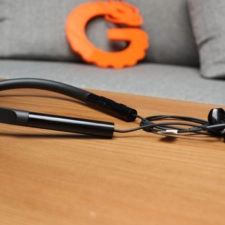 Xiaomi Bluetooth Half In-Ear Kopfhörer mit Gummi-Kragen, damit sie nicht herunterfallen.