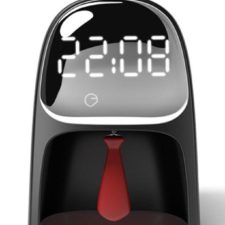 Digitale Gentleman-Uhr, Mit Krawatte zum Wecker ausschalten und Display für die Uhrzeit.