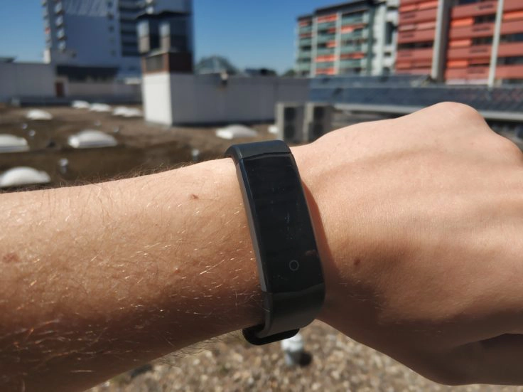 Lenovo HX06H Fitnesstracker Display Sonneneinstrahlung Terrasse