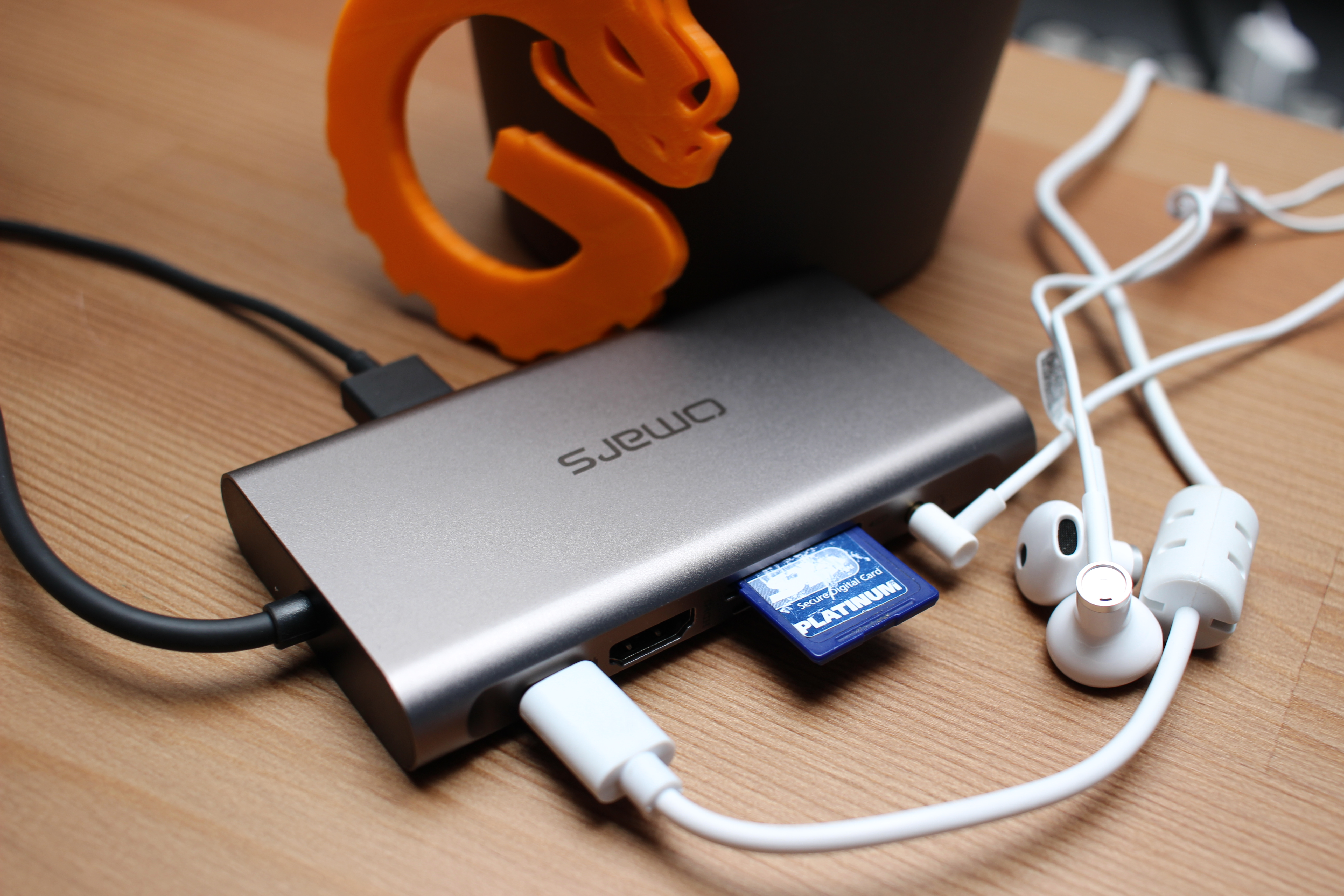 Omars USB-C Multiport Hub mit angeschlossenen Kabeln.