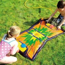 Wasser-Hockey Matte in Benutzung von zwei Kindern. Spielen mit Schlägern und Puck.