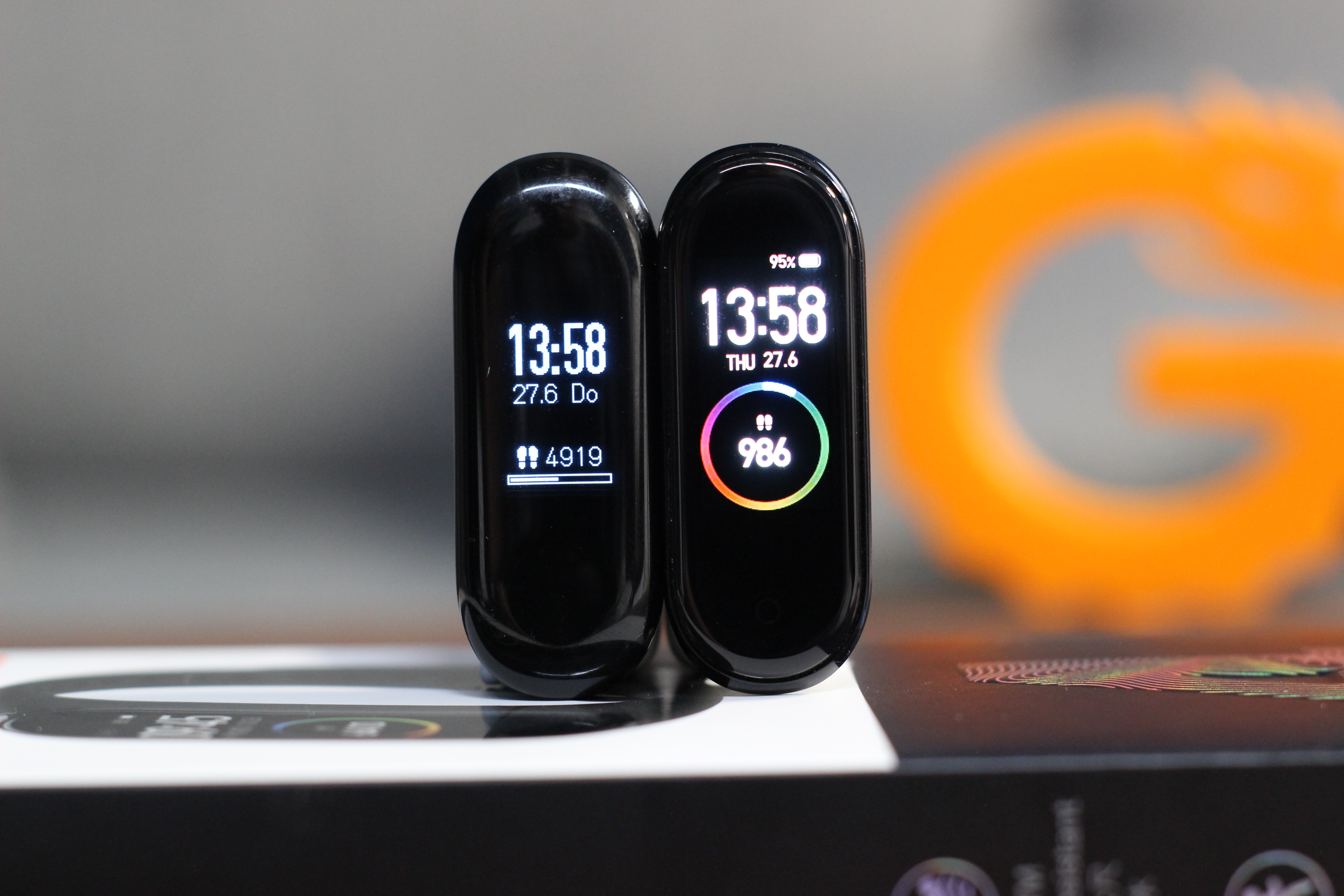 Mi band 4 айфон. Mi Band 3 vs 4. Mi Band 3 vs 6. Ксиоми БАД 3. Mi Band 4 vs 7.