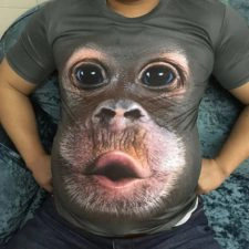 Affiges T-Shirt angezogen auf Sofa