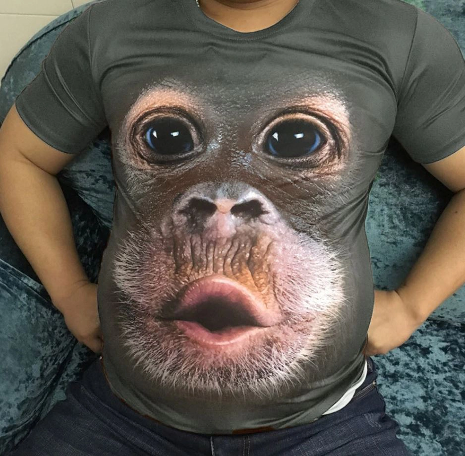 Affiges T-Shirt angezogen auf Sofa