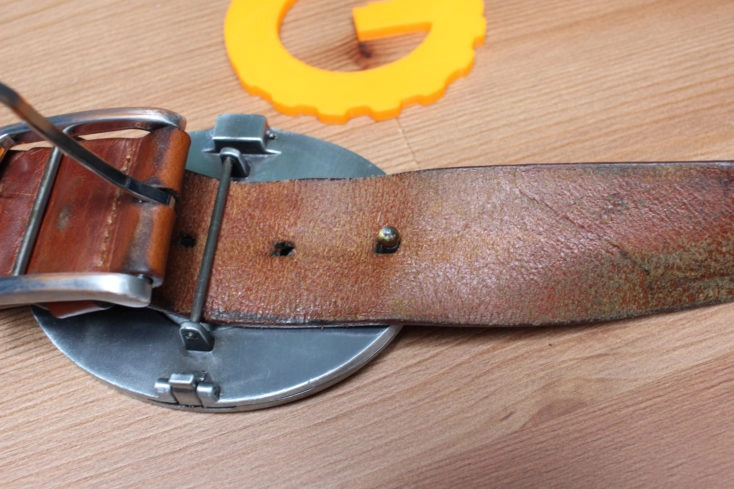 Beer Buckle Gürtelknopf eingesteckt Beer Buckle geschlossen