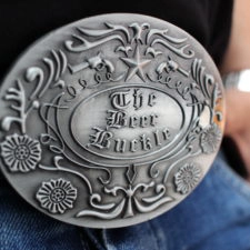 Beer Buckle angezogen